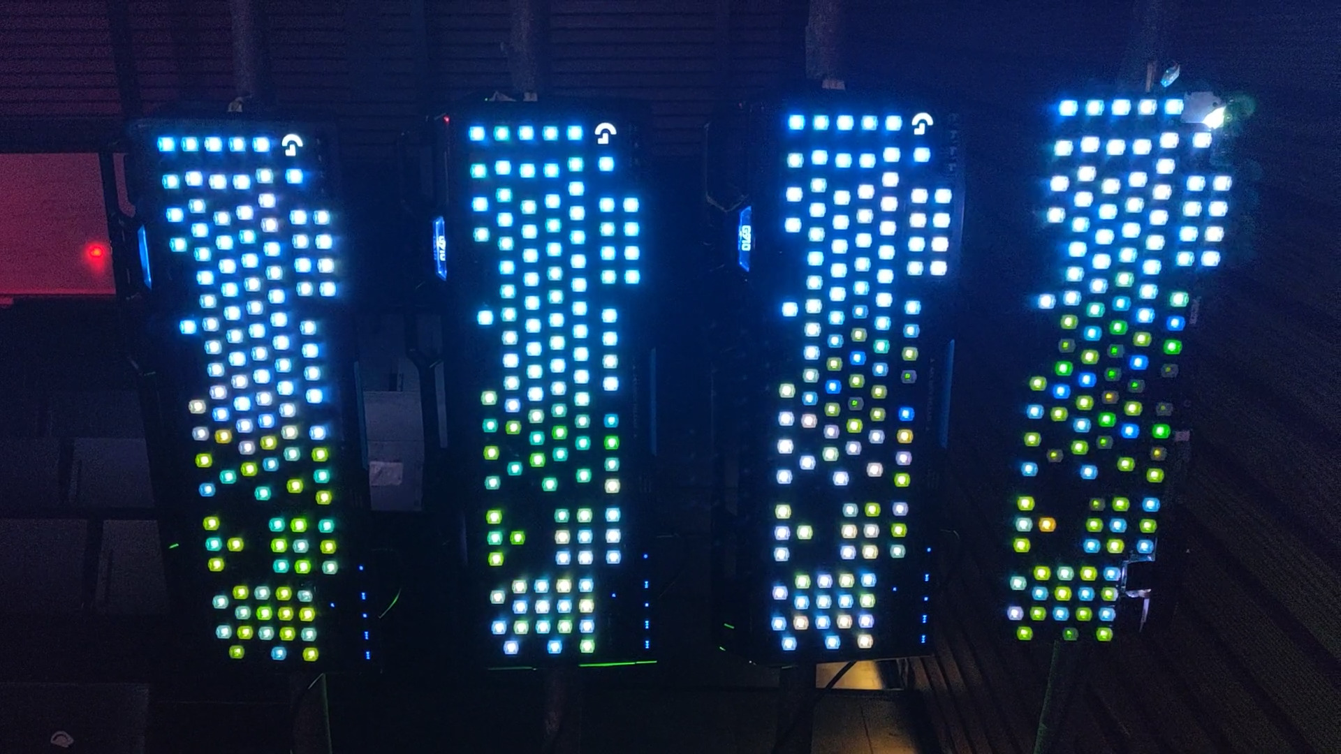 4 gaming-keyboards fixed to wooden sticks, showing an image together via the enlightened key-LEDs