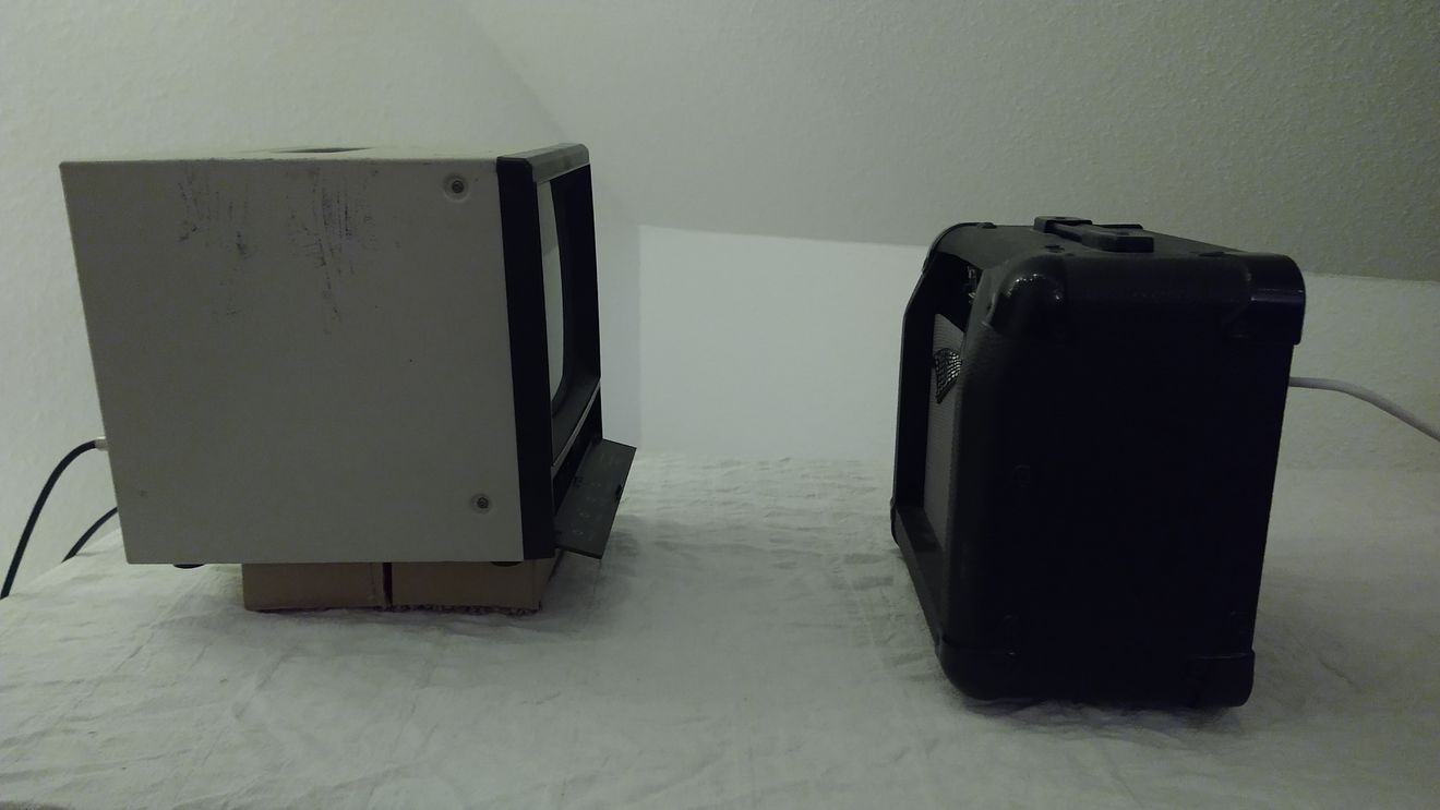 Monitor und Verstärker auf Tisch